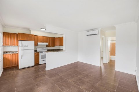 Apartamento en alquiler en Miami, Florida, 1 dormitorio, 65.96 m2 № 1933719 - foto 3
