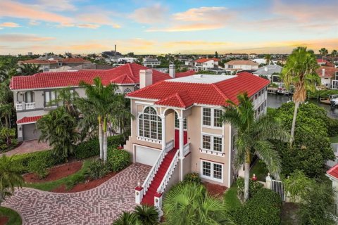 House in Apollo Beach, Florida 4 bedrooms, 483.65 sq.m. № 1808325 - photo 3