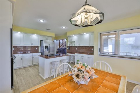 House in Apollo Beach, Florida 4 bedrooms, 483.65 sq.m. № 1808325 - photo 17
