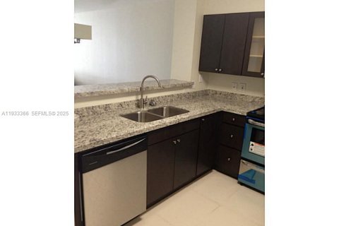 Apartamento en alquiler en Doral, Florida, 3 dormitorios, 109.35 m2 № 1991393 - foto 4