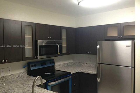 Apartamento en alquiler en Doral, Florida, 3 dormitorios, 109.35 m2 № 1991393 - foto 2