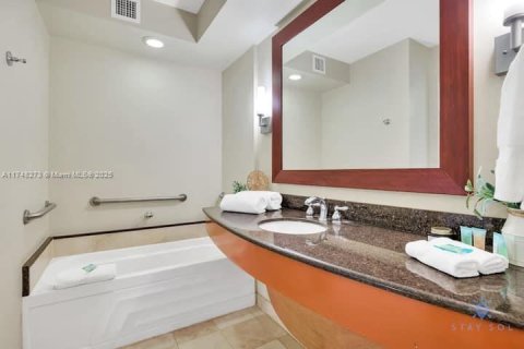 Condo in Sunny Isles Beach, Florida  № 1729253 - photo 3