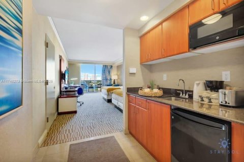 Condo in Sunny Isles Beach, Florida  № 1729253 - photo 7