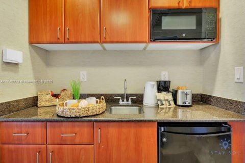 Condo in Sunny Isles Beach, Florida  № 1729253 - photo 15