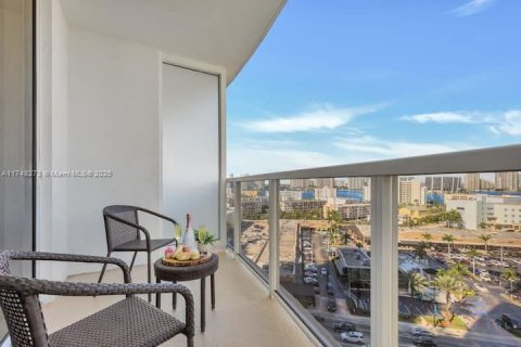 Condo in Sunny Isles Beach, Florida  № 1729253 - photo 2