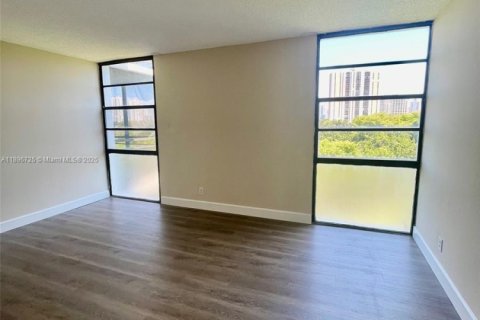 Condominio en alquiler en Aventura, Florida, 2 dormitorios, 100.61 m2 № 1948374 - foto 9