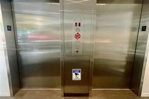 Condominio en alquiler en Aventura, Florida, 2 dormitorios, 100.61 m2 № 1948374 - foto 2