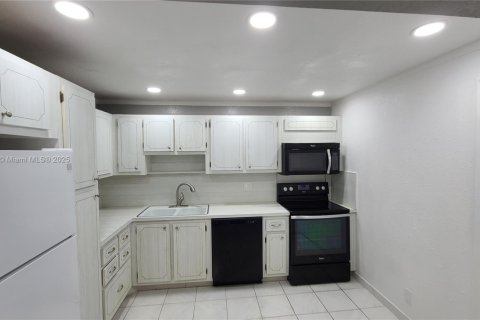 Condo in Hollywood, Florida, 2 bedrooms № 1920248 - photo 2