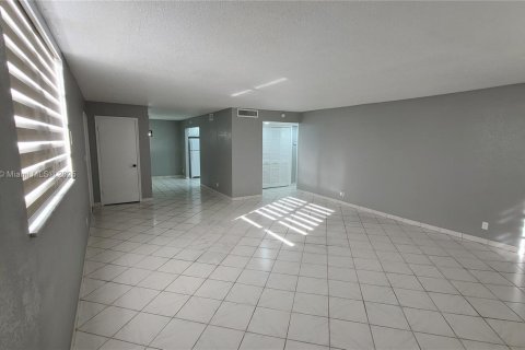 Condo in Hollywood, Florida, 2 bedrooms № 1920248 - photo 7