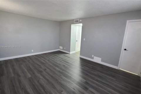 Condo in Hollywood, Florida, 2 bedrooms № 1920248 - photo 12