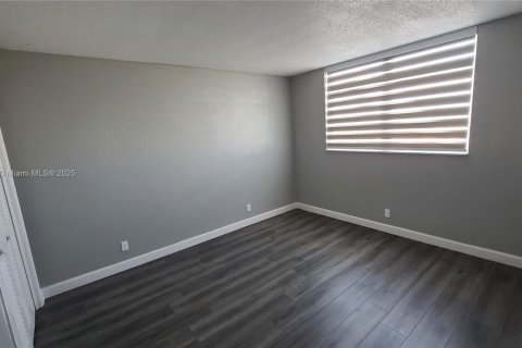 Condo in Hollywood, Florida, 2 bedrooms № 1920248 - photo 15