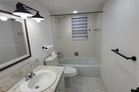 Condo in Hollywood, Florida, 2 bedrooms № 1920248 - photo 18