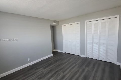 Condo in Hollywood, Florida, 2 bedrooms № 1920248 - photo 17