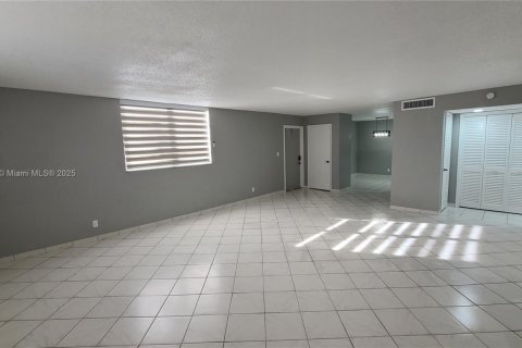 Condo in Hollywood, Florida, 2 bedrooms № 1920248 - photo 6