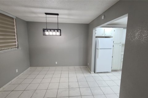 Condo in Hollywood, Florida, 2 bedrooms № 1920248 - photo 4