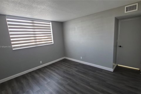 Condo in Hollywood, Florida, 2 bedrooms № 1920248 - photo 16