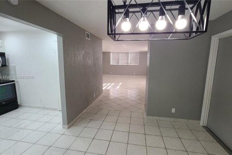 Condo in Hollywood, Florida, 2 bedrooms № 1920248 - photo 5