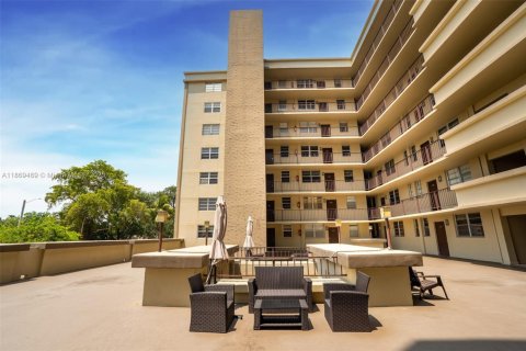 Condo in Hollywood, Florida, 2 bedrooms № 1920248 - photo 20