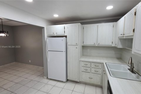 Condo in Hollywood, Florida, 2 bedrooms № 1920248 - photo 3