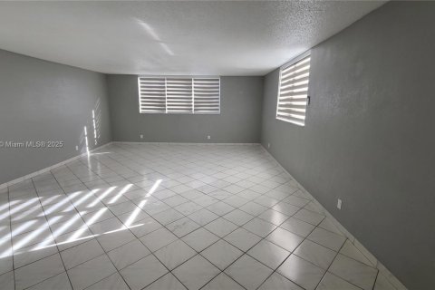 Condo in Hollywood, Florida, 2 bedrooms № 1920248 - photo 8