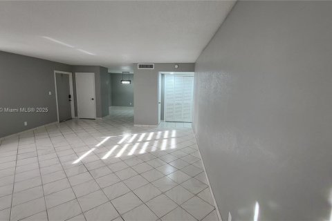 Condo in Hollywood, Florida, 2 bedrooms № 1920248 - photo 10