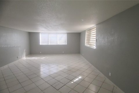 Condo in Hollywood, Florida, 2 bedrooms № 1920248 - photo 9