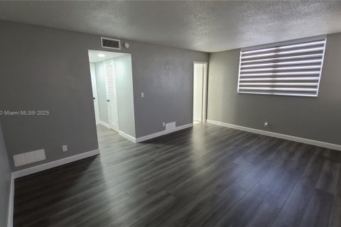 Condo in Hollywood, Florida, 2 bedrooms № 1920248 - photo 13