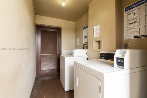 Condo in Hollywood, Florida, 2 bedrooms № 1920248 - photo 21