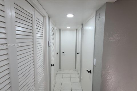 Condo in Hollywood, Florida, 2 bedrooms № 1920248 - photo 19