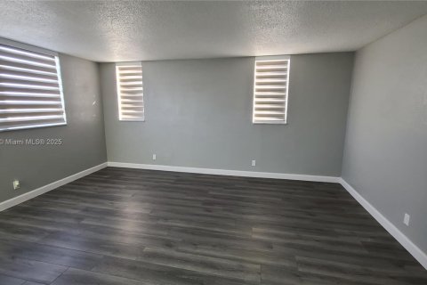 Condo in Hollywood, Florida, 2 bedrooms № 1920248 - photo 11