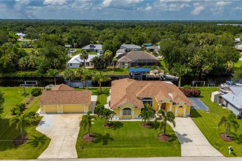 House in Punta Gorda, Florida 3 bedrooms, 259.01 sq.m. № 1856788 - photo 1