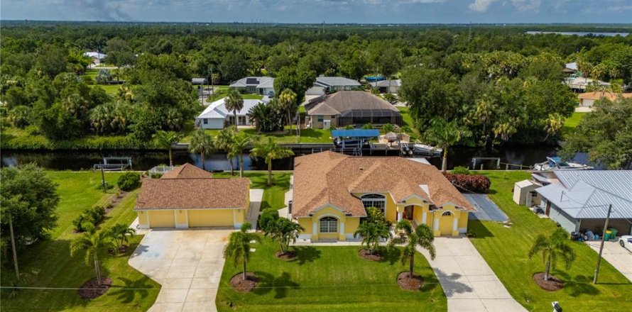 House in Punta Gorda, Florida 3 bedrooms, 259.01 sq.m. № 1856788