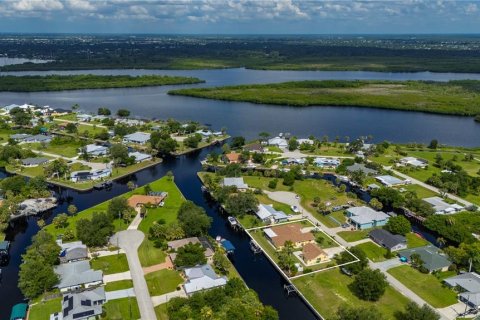 House in Punta Gorda, Florida 3 bedrooms, 259.01 sq.m. № 1856788 - photo 2