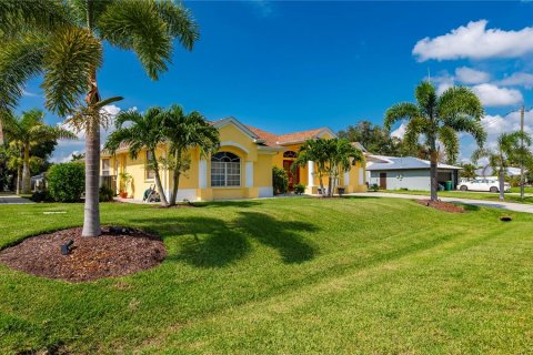 House in Punta Gorda, Florida 3 bedrooms, 259.01 sq.m. № 1856788 - photo 8