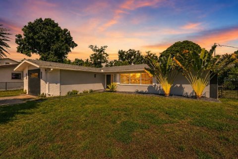 House in Largo, Florida 3 bedrooms, 149.57 sq.m. № 2230417