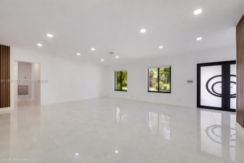 House in Palmetto Bay, Florida 4 bedrooms, 225.38 sq.m. № 2046510 - photo 7