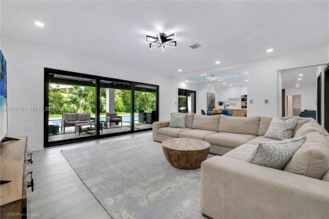 House in Palmetto Bay, Florida 4 bedrooms, 225.38 sq.m. № 2046510 - photo 9