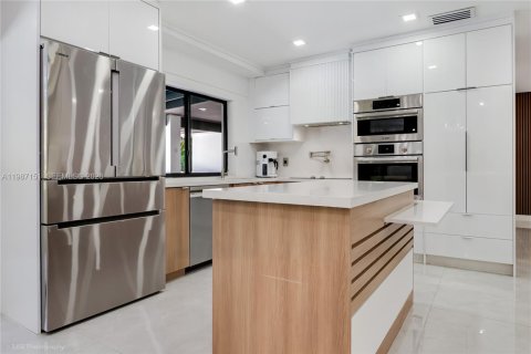 House in Palmetto Bay, Florida 4 bedrooms, 225.38 sq.m. № 2046510 - photo 10