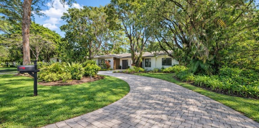 House in Palmetto Bay, Florida 4 bedrooms, 225.38 sq.m. № 2046510