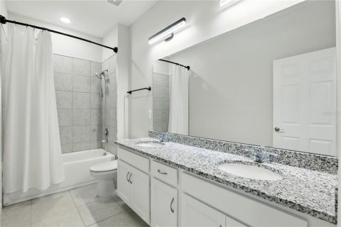 House in Sorrento, Florida 5 bedrooms, 207.17 sq.m. № 1793210 - photo 25