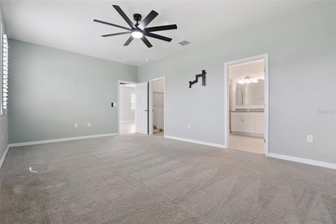 House in Sorrento, Florida 5 bedrooms, 207.17 sq.m. № 1793210 - photo 14