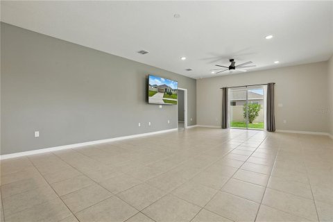 House in Sorrento, Florida 5 bedrooms, 207.17 sq.m. № 1793210 - photo 8