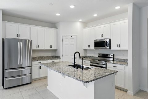 House in Sorrento, Florida 5 bedrooms, 207.17 sq.m. № 1793210 - photo 10