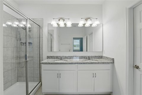 House in Sorrento, Florida 5 bedrooms, 207.17 sq.m. № 1793210 - photo 21
