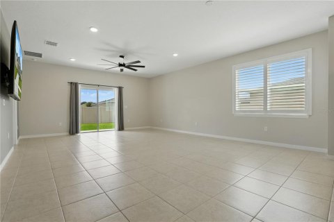 House in Sorrento, Florida 5 bedrooms, 207.17 sq.m. № 1793210 - photo 7