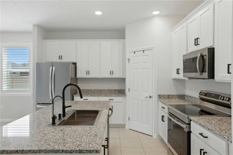 House in Sorrento, Florida 5 bedrooms, 207.17 sq.m. № 1793210 - photo 11
