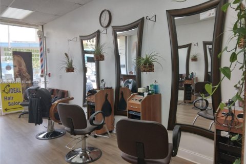 Купить коммерческую недвижимость в Халландейл-Бич, Флорида № 1958830 - фото 3