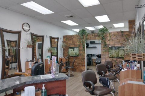 Купить коммерческую недвижимость в Халландейл-Бич, Флорида № 1958830 - фото 4