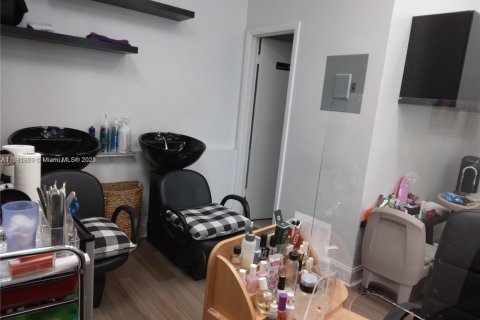 Купить коммерческую недвижимость в Халландейл-Бич, Флорида № 1958830 - фото 8