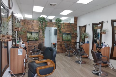 Купить коммерческую недвижимость в Халландейл-Бич, Флорида № 1958830 - фото 2